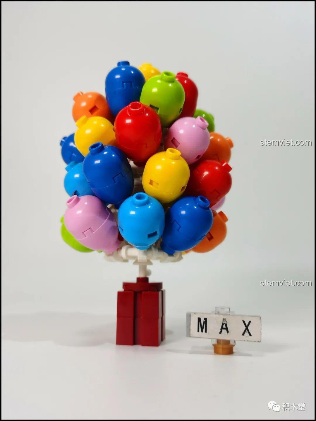 Chùm bóng bay đầy màu sắc đã hoàn thành của bộ DK 7025 Ngôi Nhà Bóng Bay Lơ Lửng.