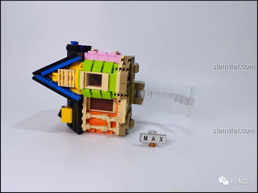 Ngôi nhà với trụ đỡ trong suốt và chuỗi xích, chuẩn bị cho cơ chế lơ lửng của DK 7025.