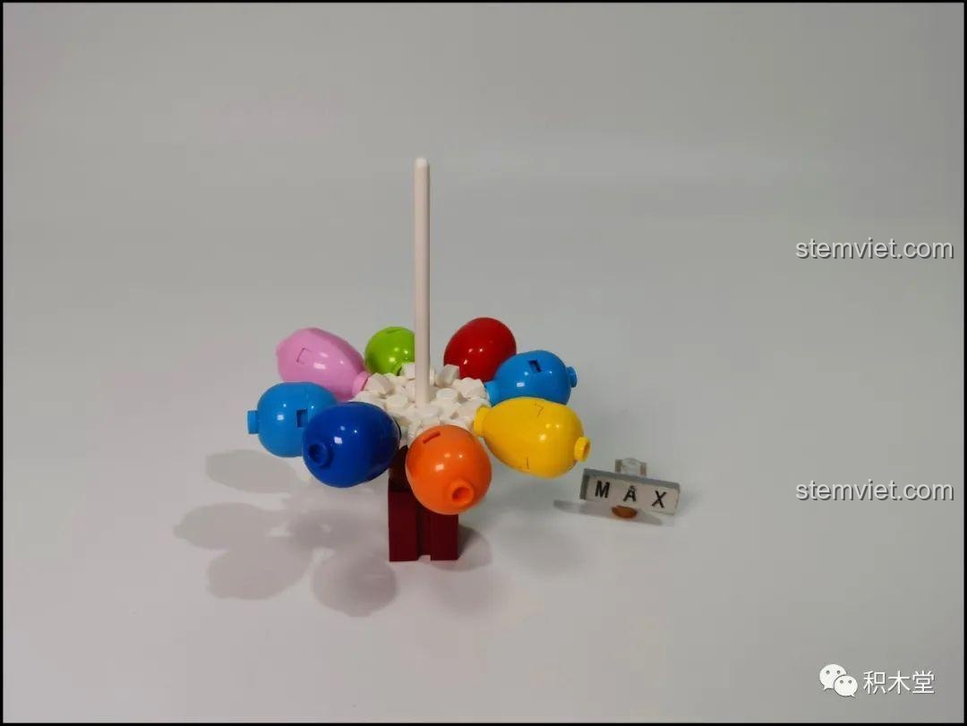 Phần đế để gắn các quả bóng bay đầy màu sắc của bộ DK 7025 Ngôi Nhà Bóng Bay Lơ Lửng.