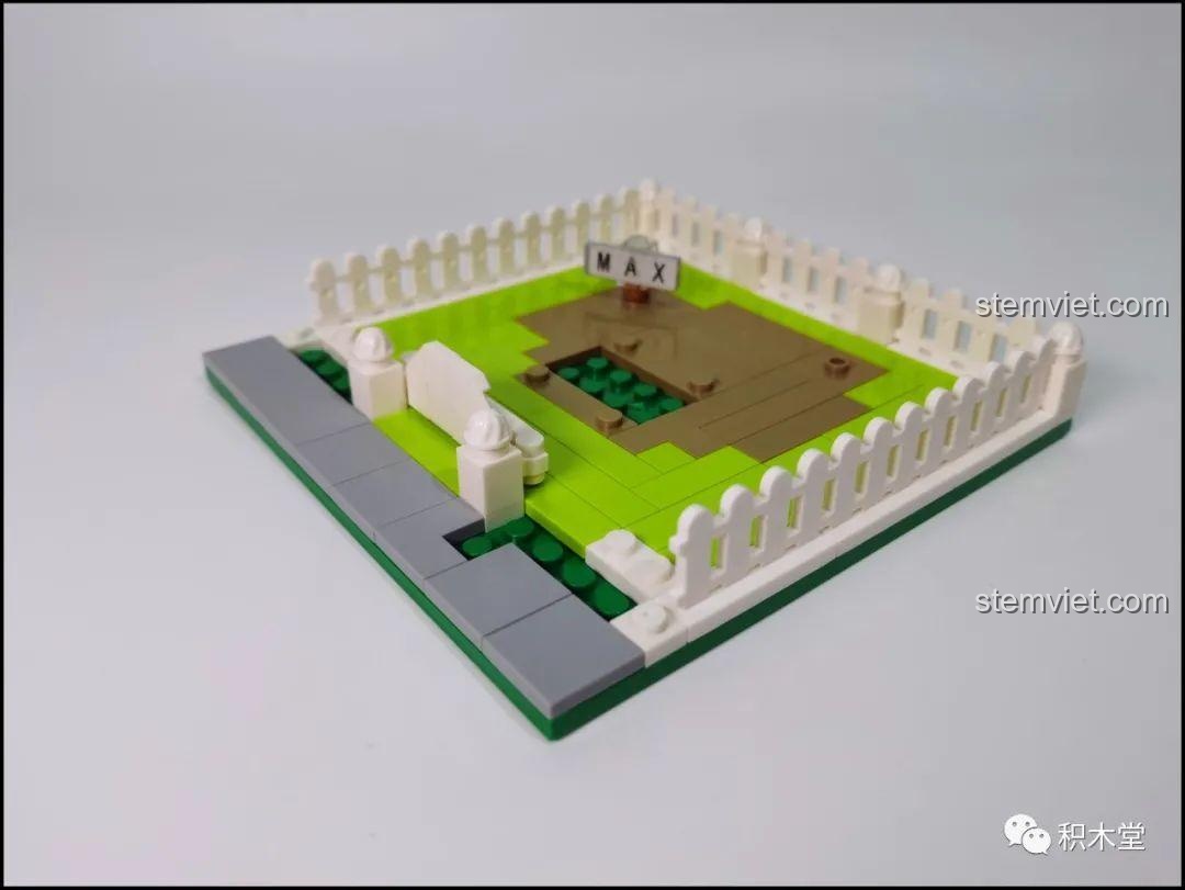 Phần hàng rào trắng của bộ DK 7025 Ngôi Nhà Bóng Bay Lơ Lửng đã hoàn thành.