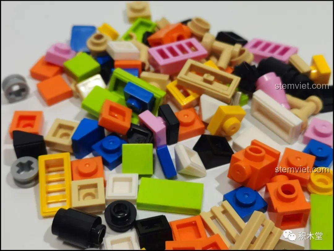 Các mảnh ghép nhiều màu sắc của bộ lắp ghép DK 7025 Ngôi Nhà Bóng Bay Lơ Lửng.