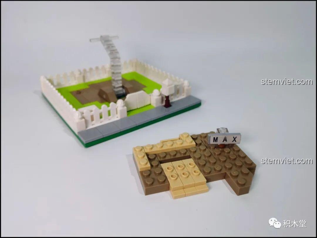 Phần nền ngôi nhà đang được lắp ráp trong bộ DK 7025 Ngôi Nhà Bóng Bay Lơ Lửng.