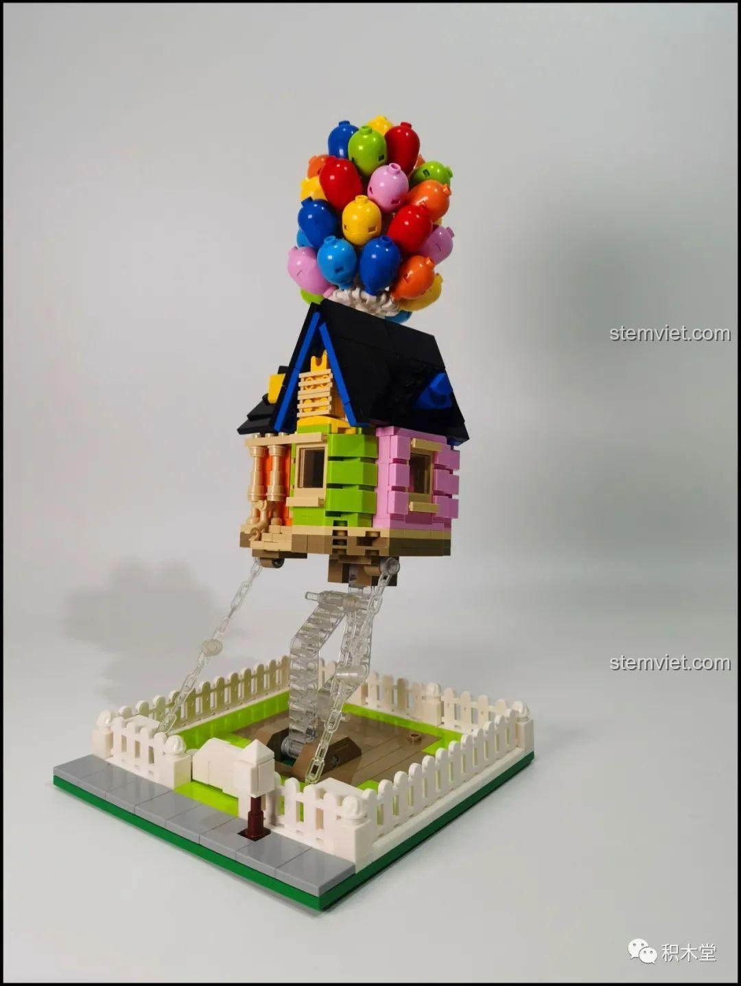 Mô hình hoàn chỉnh bộ lắp ghép DK 7025 Ngôi Nhà Bóng Bay Lơ Lửng nhìn từ bên cạnh, đang lơ lửng.