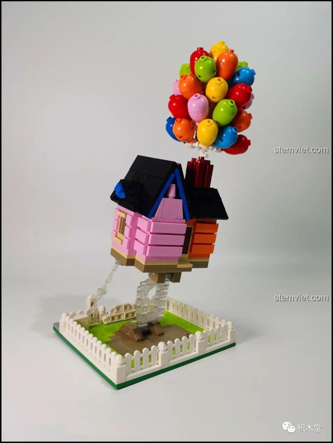 Mô hình hoàn chỉnh bộ lắp ghép DK 7025 Ngôi Nhà Bóng Bay Lơ Lửng nhìn từ phía sau, đang lơ lửng.