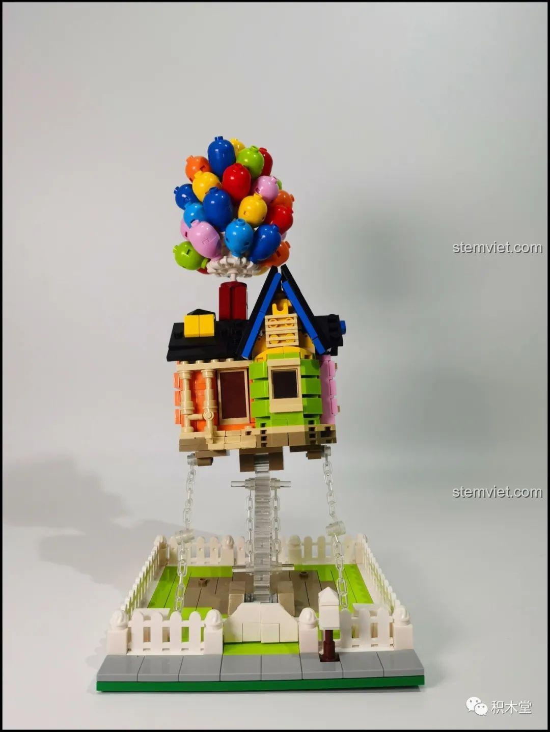 Mô hình hoàn chỉnh bộ lắp ghép DK 7025 Ngôi Nhà Bóng Bay Lơ Lửng nhìn từ phía trước, đang lơ lửng.