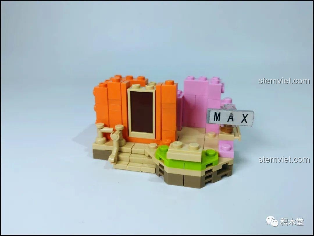 Các bức tường đầy màu sắc của ngôi nhà trong bộ DK 7025 Ngôi Nhà Bóng Bay Lơ Lửng đang được lắp.