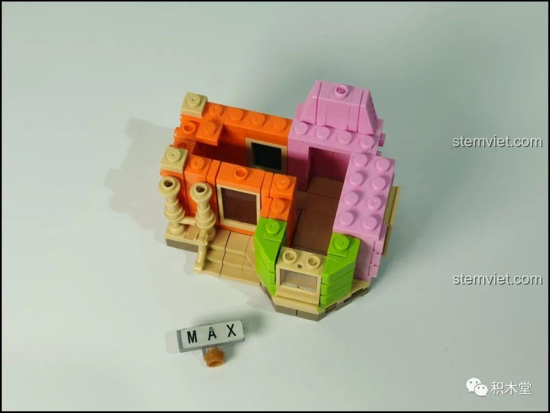 Ngôi nhà trong bộ DK 7025 Ngôi Nhà Bóng Bay Lơ Lửng với các bức tường và phần mái đang được lắp.