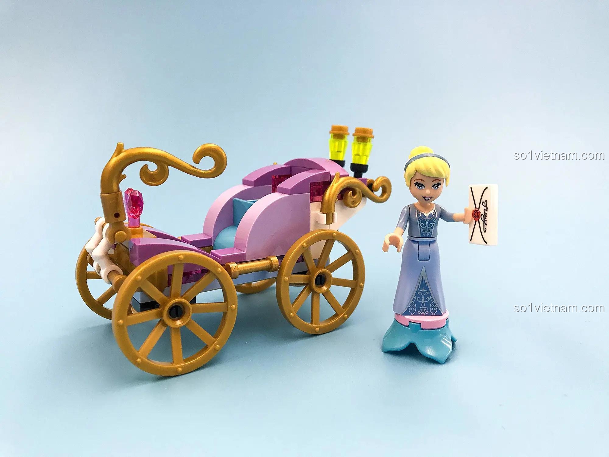Mô hình xe ngựa Lọ Lem và mini-doll Lọ Lem thực tế từ sách lắp ghép Công chúa Disney DK ISBN9780241318638, đồ chơi giáo dục cho bé gái 6 tuổi.