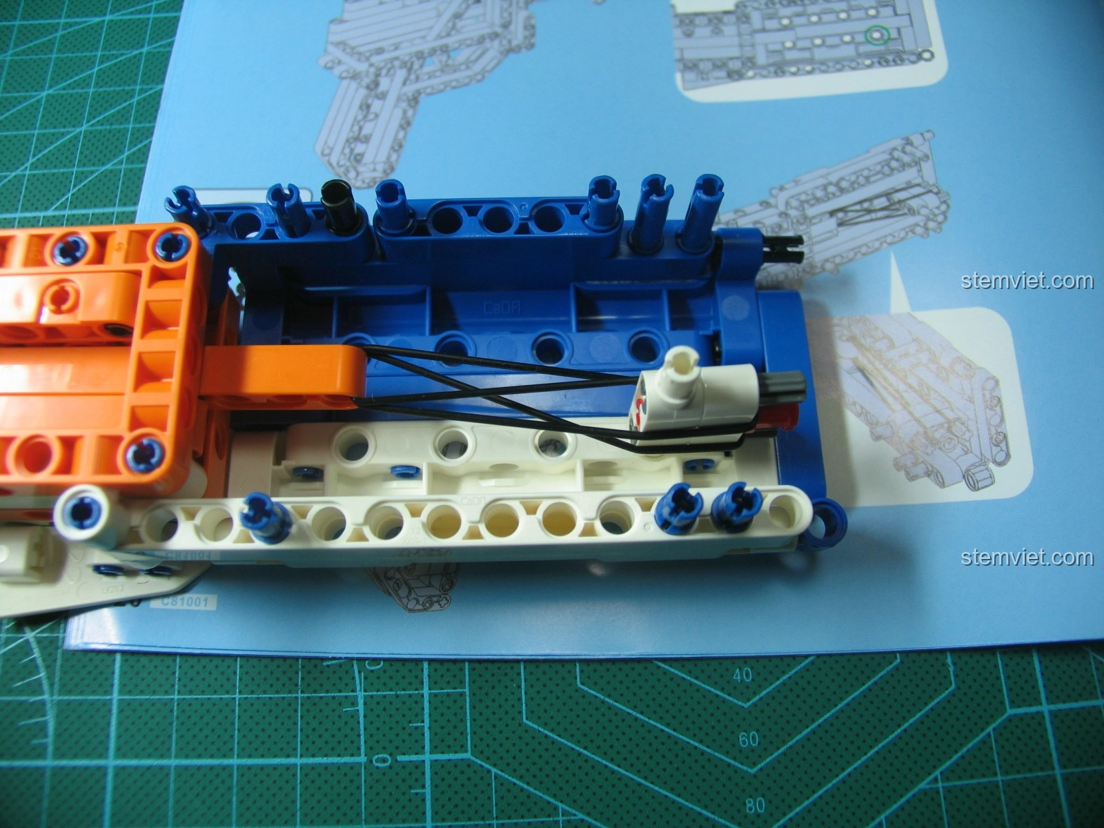 Đo chiều dài tổng thể của mô hình Súng trường tấn công AK-47 CaDA C81001, cho thấy kích thước ấn tượng khoảng 750mm.