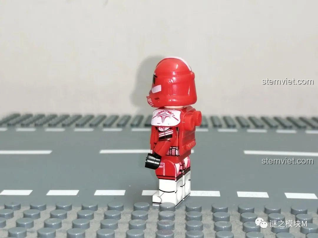 Ảnh cận cảnh mặt bên minifigure Coruscant Guard Commander Fox từ bộ XINH X0300, cho thấy chi tiết in ấn ở tay và hông - đồ chơi lắp ghép 0300 giá hời.