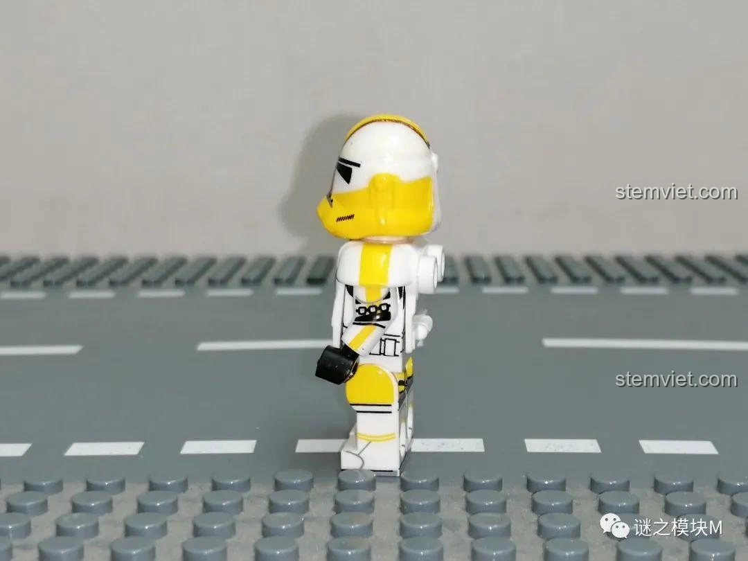 Ảnh cận cảnh mặt trước minifigure 327th Attack Battalion Trooper từ bộ XINH X0300, với giáp vàng trắng và chi tiết in ấn đặc trưng - đồ chơi lắp ghép 0300 giá hời.