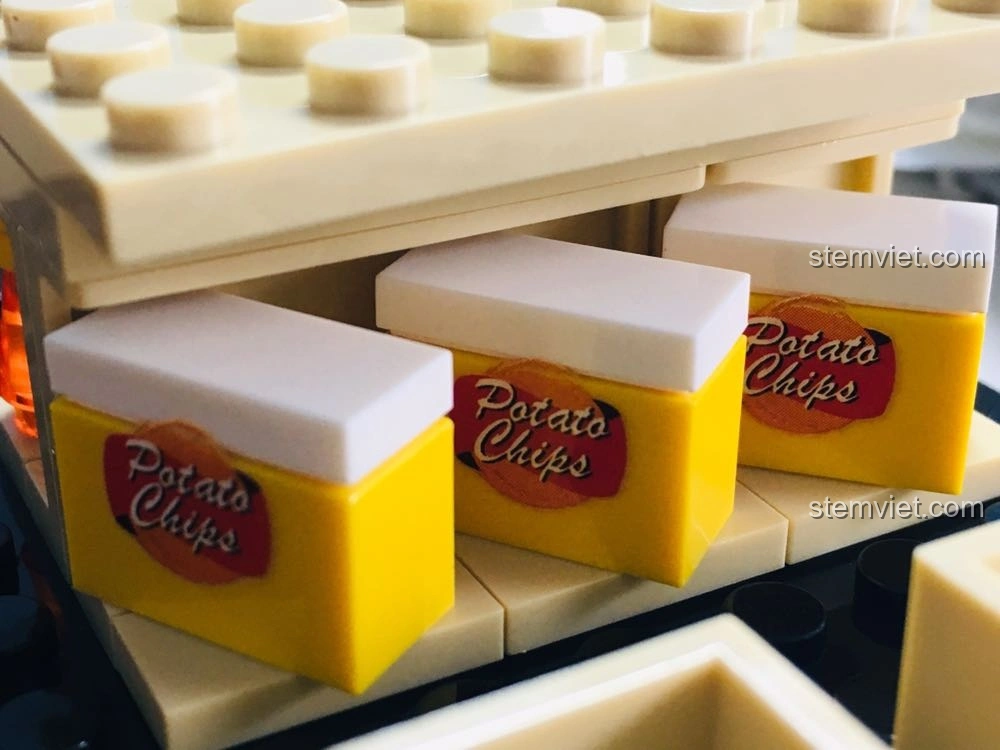 Các hộp khoai tây chiên mini 'Potato Chips' được trưng bày trên kệ của mô hình Cửa hàng tiện lợi 7-Eleven SEMBO 601017.