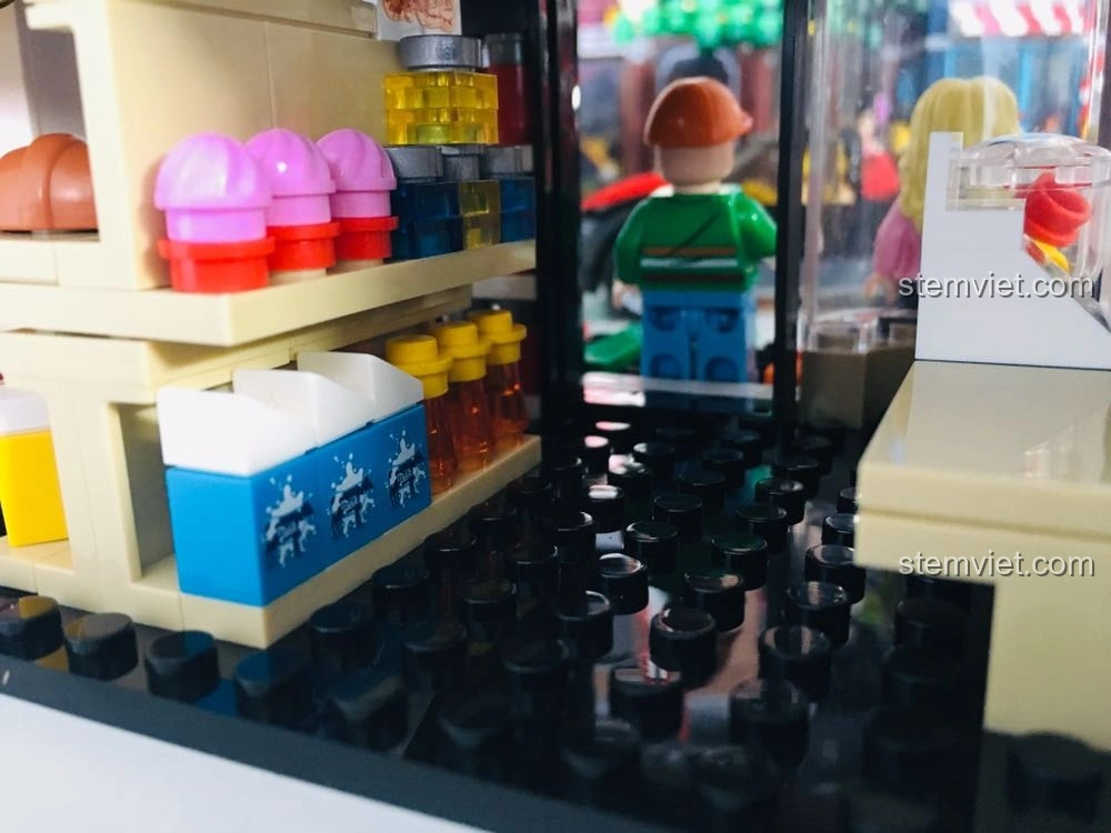 Lối đi và kệ hàng bên trong mô hình Cửa hàng tiện lợi 7-Eleven SEMBO 601017, thể hiện không gian nội thất.