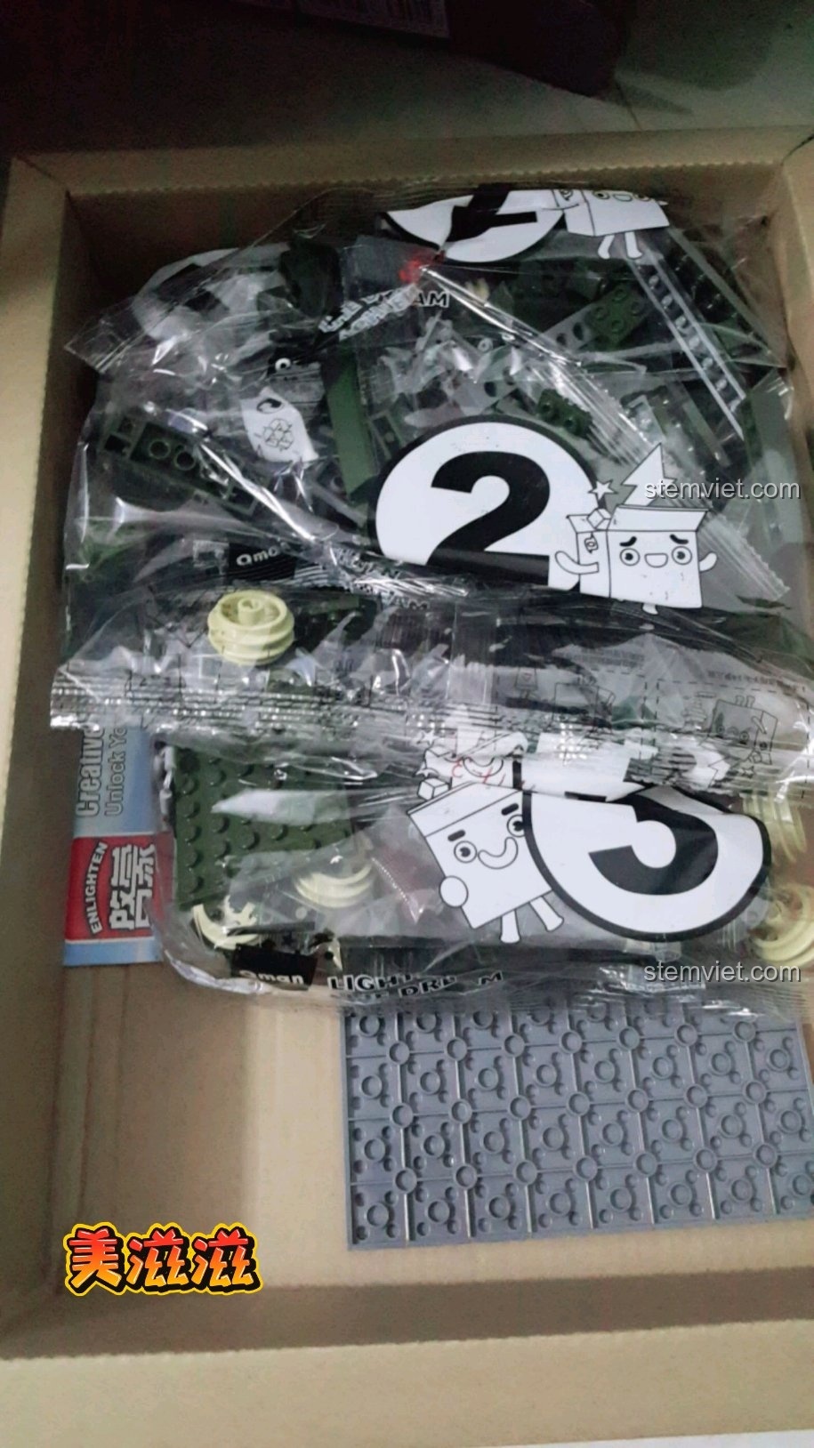 Các túi mảnh ghép được đánh số 1, 2, 3 bên trong hộp đồ chơi lắp ráp Enlighten 1711 Xe Tăng Quân Sự.