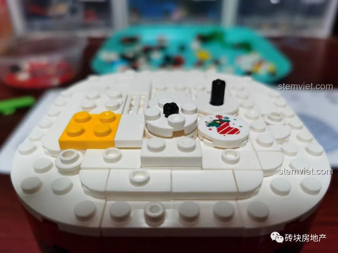 Phần đế trên cùng của mô hình Hộp nhạc Giáng Sinh Zhe Gao QL0981, đã được trang trí với các chi tiết Giáng Sinh.