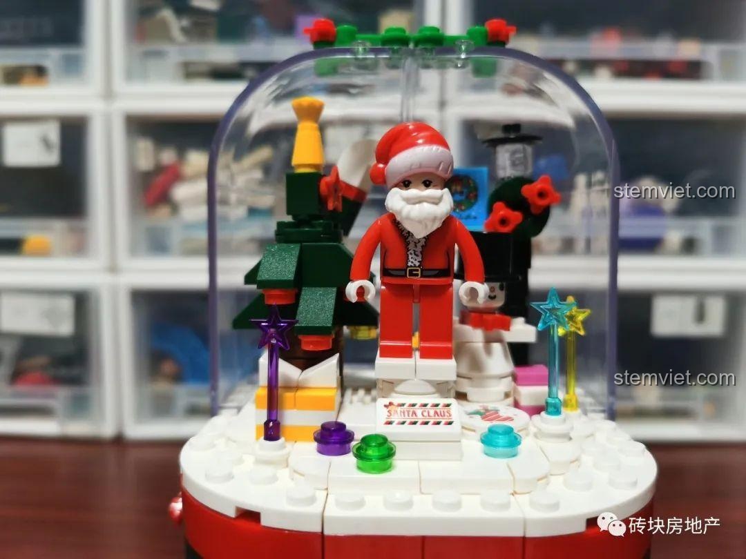 Toàn cảnh mô hình Hộp nhạc Giáng Sinh Zhe Gao QL0981 đã hoàn thiện, sẵn sàng để trưng bày và phát nhạc.