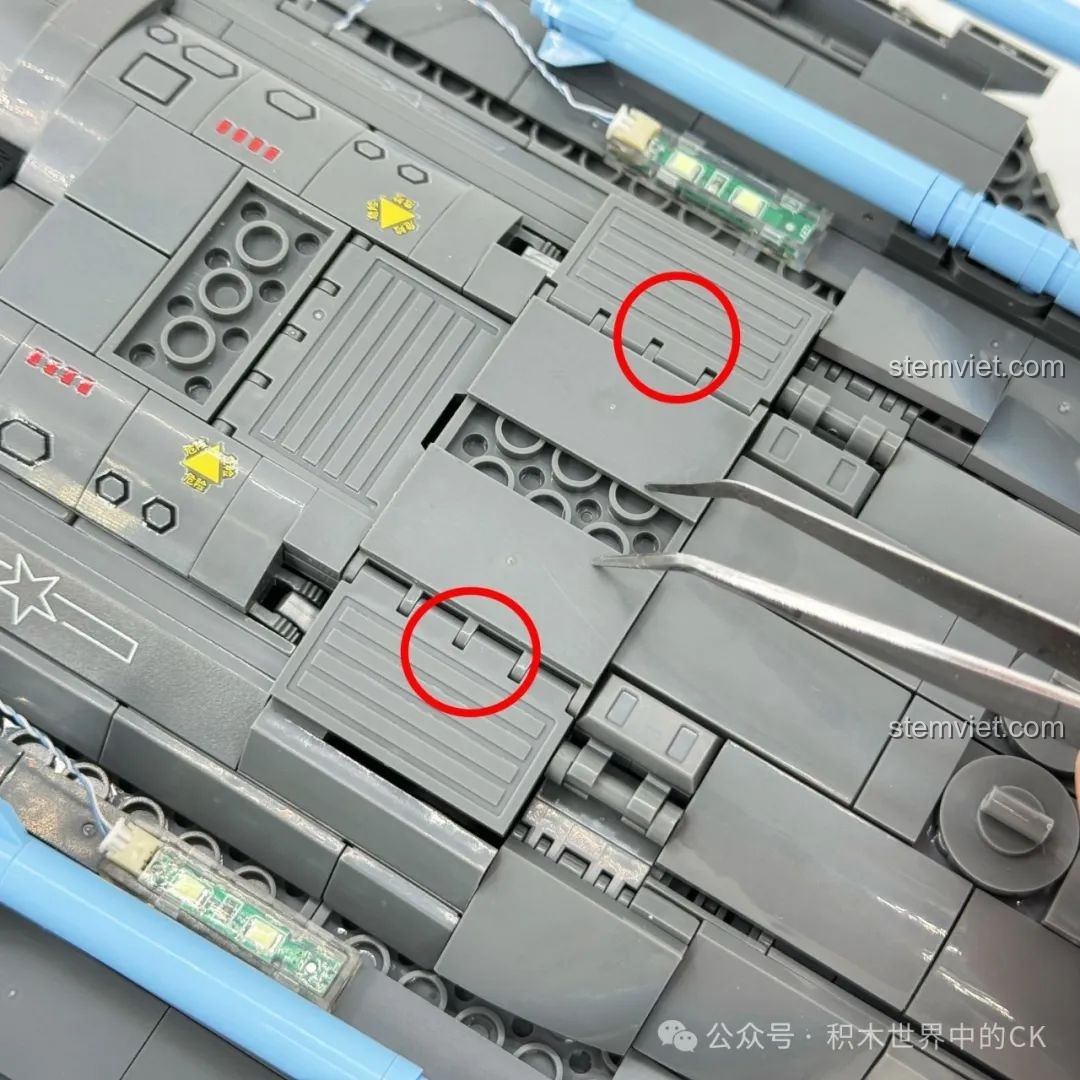 Đồ chơi lắp ghép Máy bay chiến đấu J-35 cho con trai 6+ với khoang chứa bánh đáp chính có thể mở.