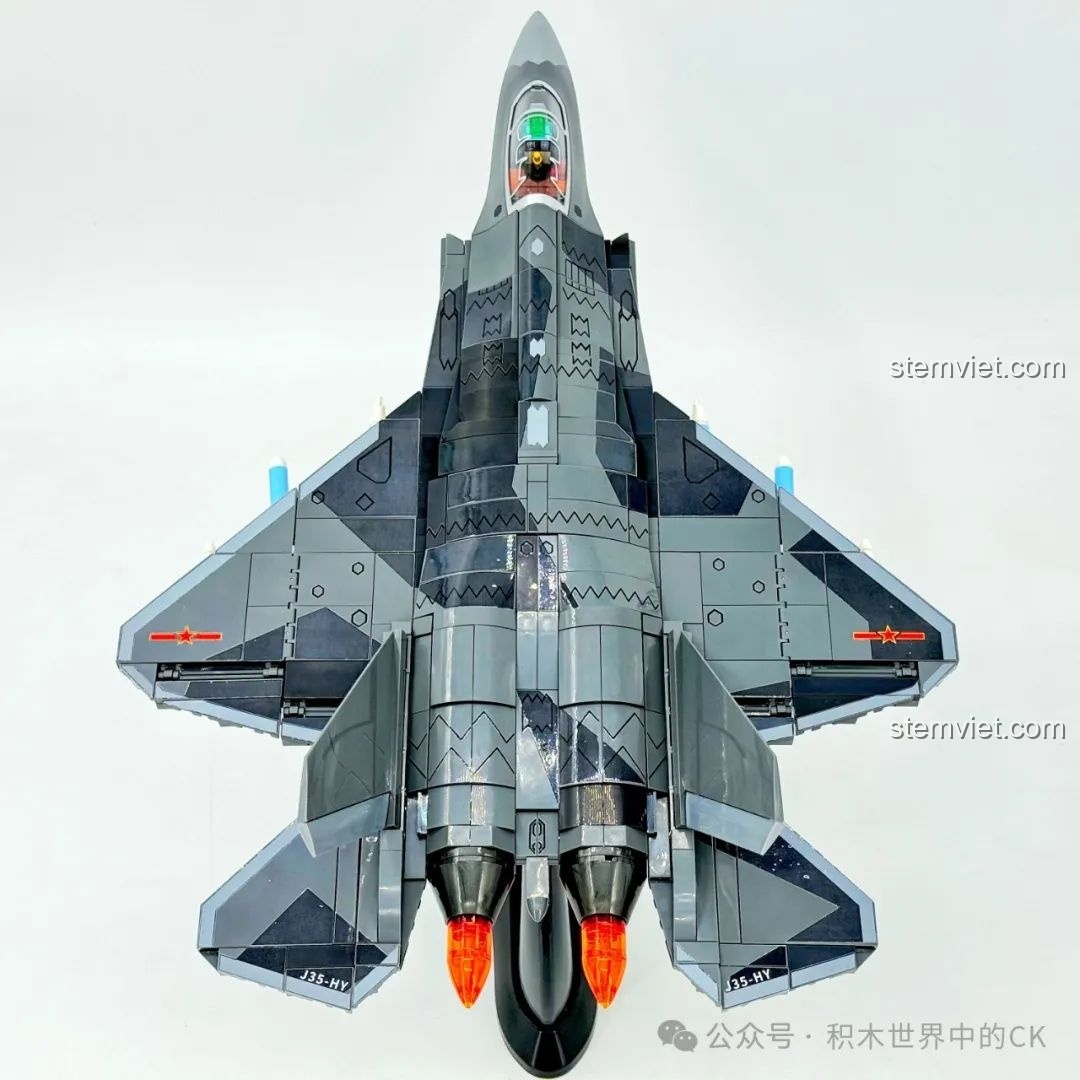 Đồ chơi lắp ghép Máy bay chiến đấu J-35 cho con trai 6+ với góc nhìn trực diện từ trên xuống.