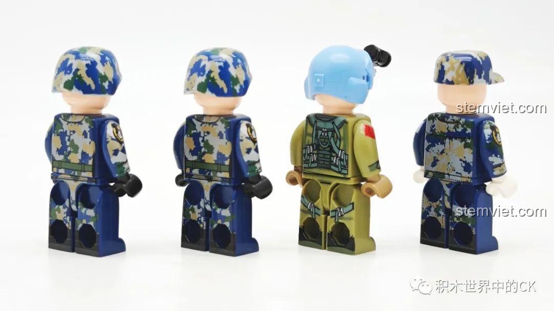 Cận cảnh mặt sau của 4 minifigure trong bộ đồ chơi lắp ghép Máy bay trực thăng Z-20 SEMBO, thể hiện sự chăm chút.