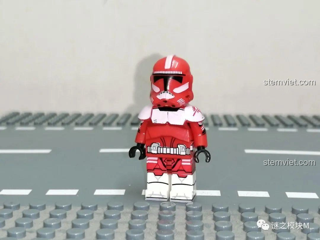 Ảnh cận cảnh mặt trước minifigure Coruscant Guard Commander Fox từ bộ XINH X0300, với giáp đỏ và chi tiết in ấn biểu tượng - đồ chơi lắp ghép Minifigure Lính Quân Đoàn Star Wars cho con trai từ 6 tuổi.