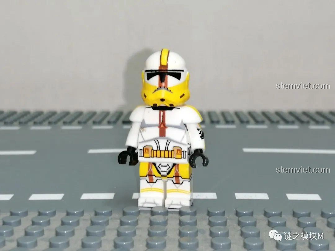 Ảnh cận cảnh mặt sau minifigure 327th Star Corps Commander Bly từ bộ XINH X0300, cho thấy chi tiết in ấn lưng và hông - đồ chơi lắp ghép Minifigure Lính Quân Đoàn Star Wars cho con trai từ 6 tuổi.