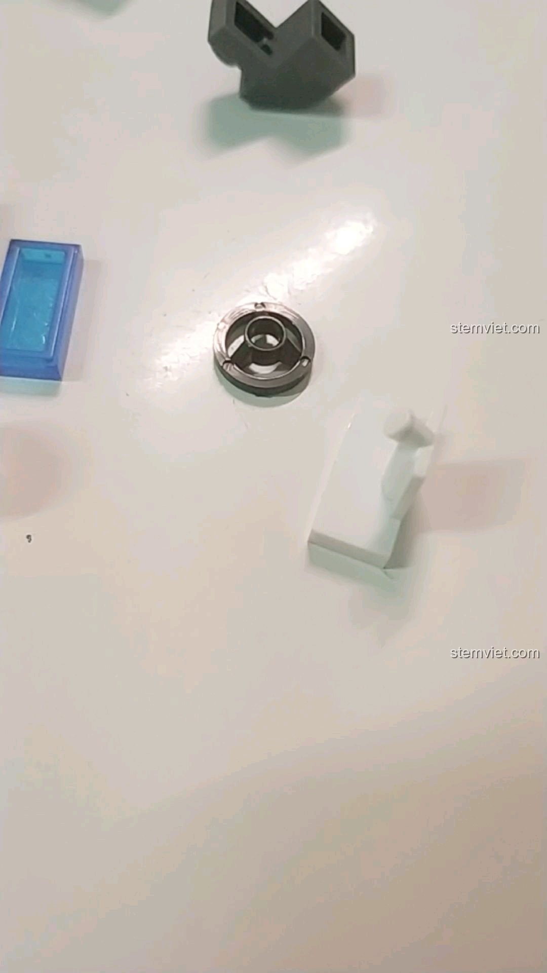 Chi tiết mảnh ghép vô lăng và các bộ phận nhỏ khác của đồ chơi lắp ghép Mô hình xe cảnh sát Enlighten.