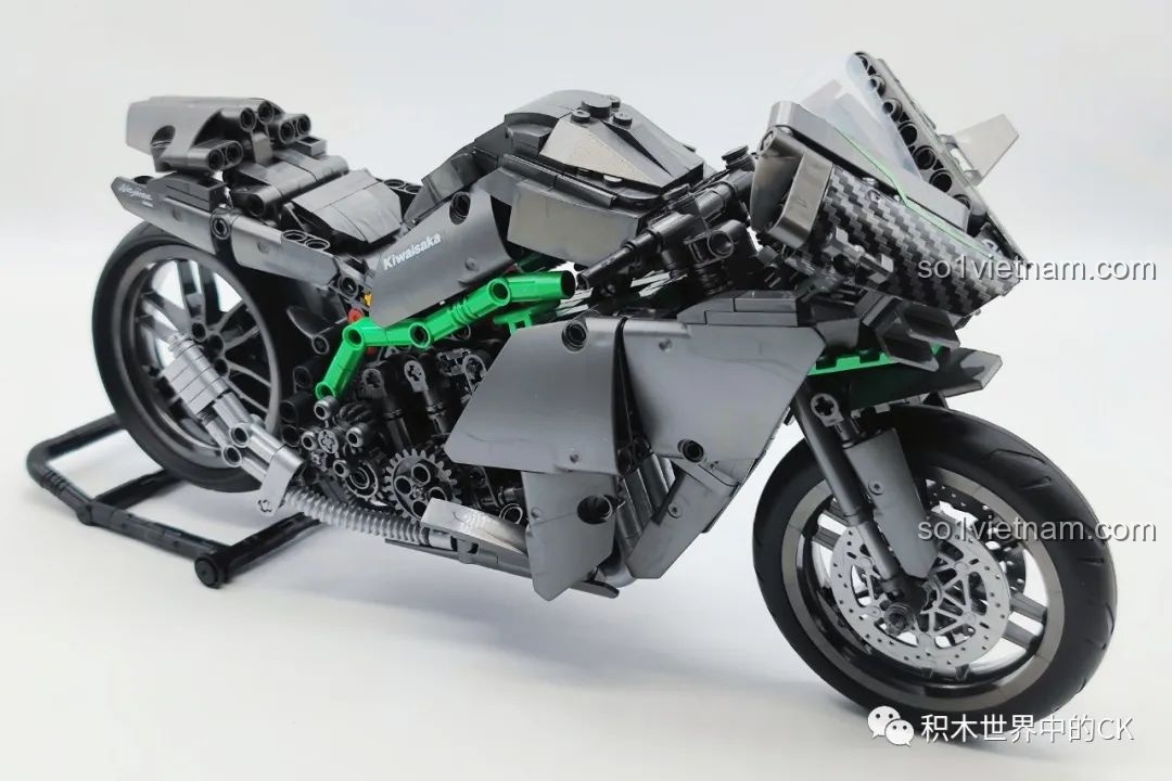 Đồ chơi lắp ghép Mô hình xe phân khối lớn Kawasaki QJ 5183, góc nhìn 3/4 từ phía trước cực kỳ ấn tượng.
