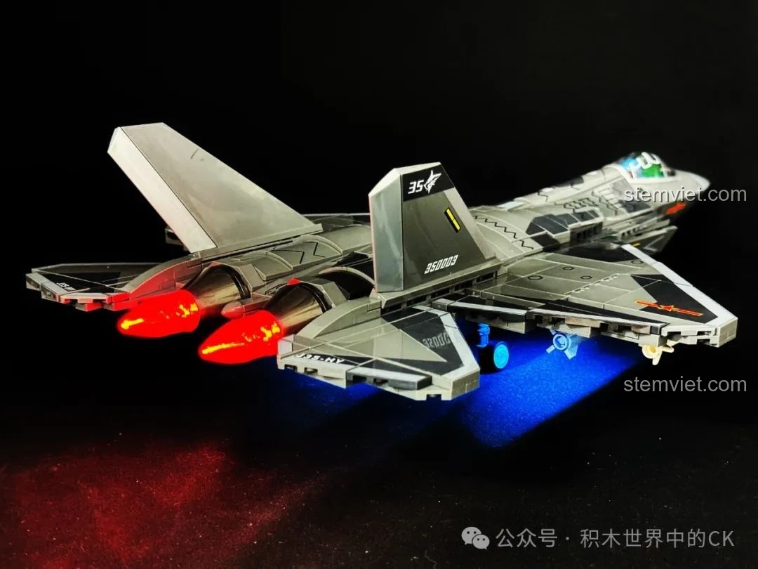 Đồ chơi lắp ghép SEMBO 202255 hợp túi tiền với hiệu ứng đèn LED đỏ ở động cơ và xanh ở thân.