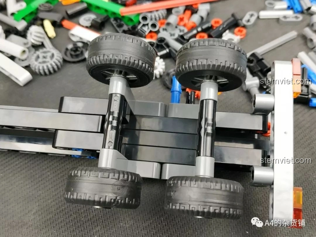 Hệ thống bánh sau của xe tải đang được lắp ráp, với các bánh xe và trục màu đen, của bộ lắp ráp Xe Tải Container Cơ Khí SEMBO 703940.