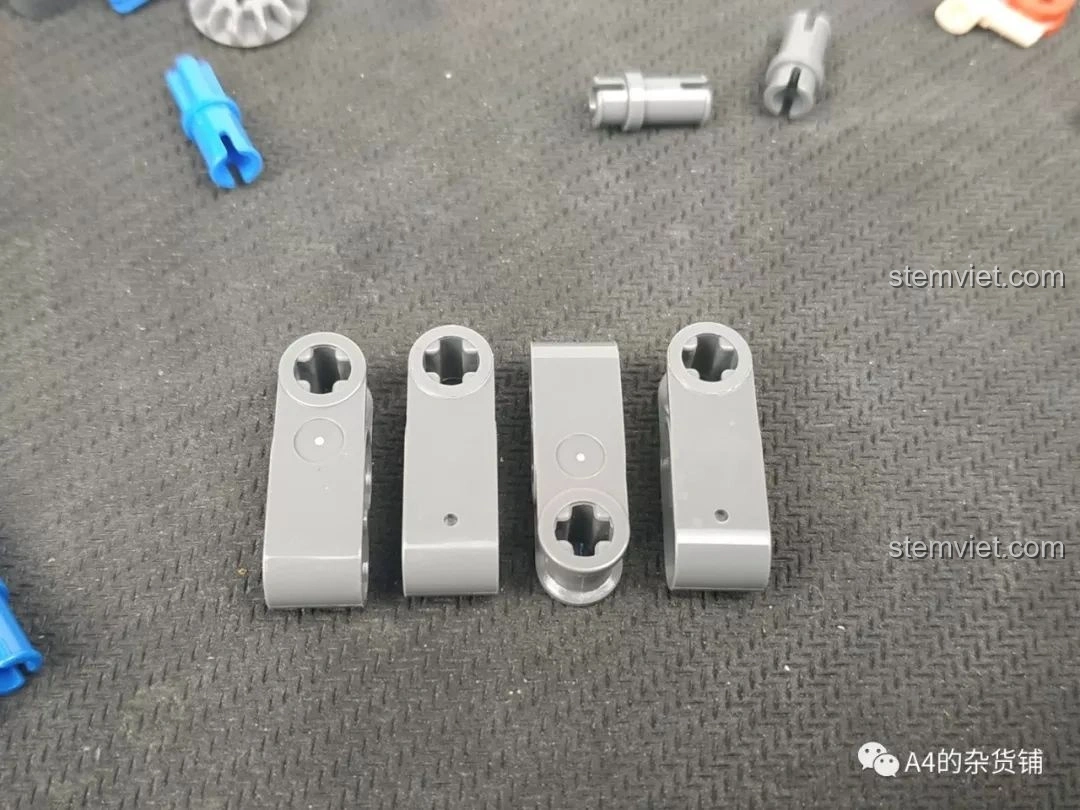 Các khớp nối màu xám của bộ lắp ráp Xe Tải Container Cơ Khí SEMBO 703940 với bề mặt nhẵn mịn và điểm đúc khuôn tốt.