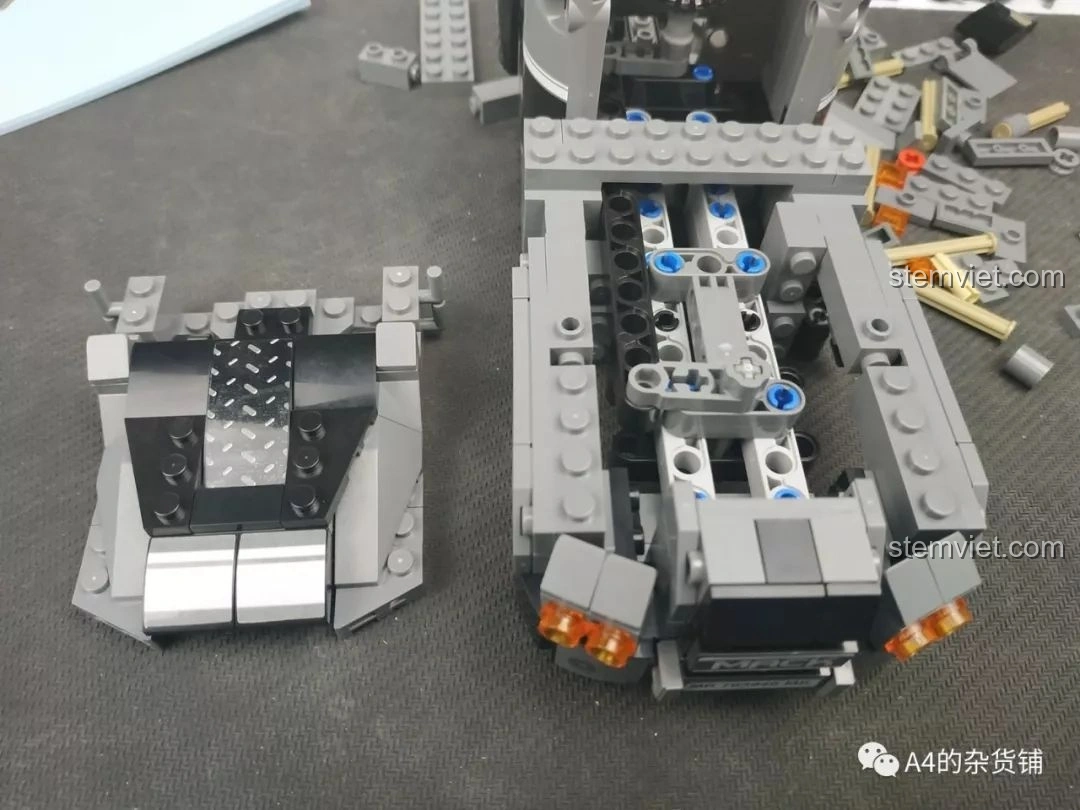 Nắp capo và phần đèn xe tải đang được lắp ráp, với các chi tiết màu xám và đen, của bộ lắp ráp Xe Tải Container Cơ Khí SEMBO 703940.