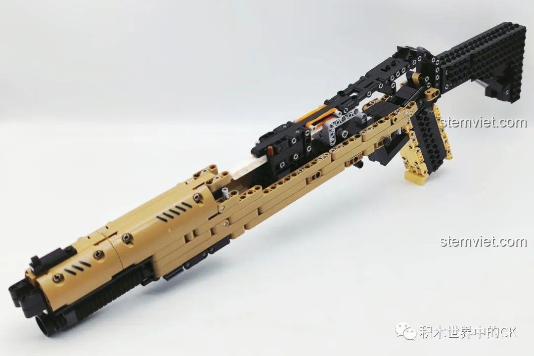 Mô hình súng shotgun STF-12 JIESTAR 92402 gần hoàn thiện, các chi tiết phức tạp hơn đã được lắp đặt.