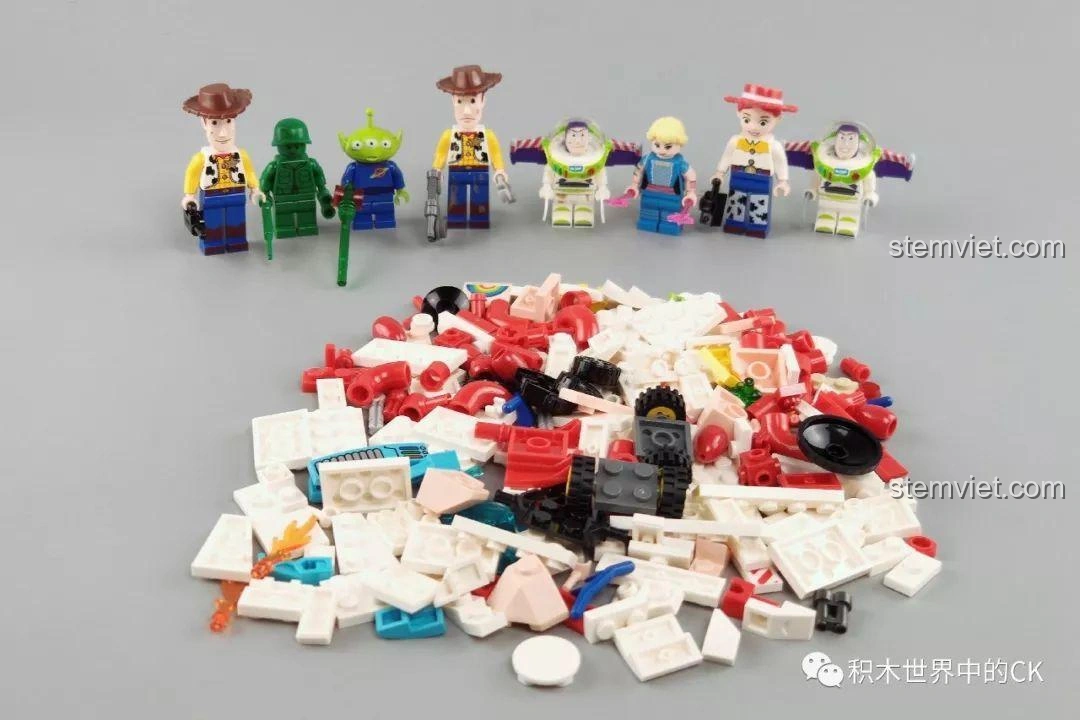 Tổng hợp các chi tiết và 8 minifigures của bộ lắp ráp SY1448 Toy Story 4, bao gồm Woody, Buzz, Bo Peep, Duke Caboom, Ducky, Bunny, Alien, Green Army Man.