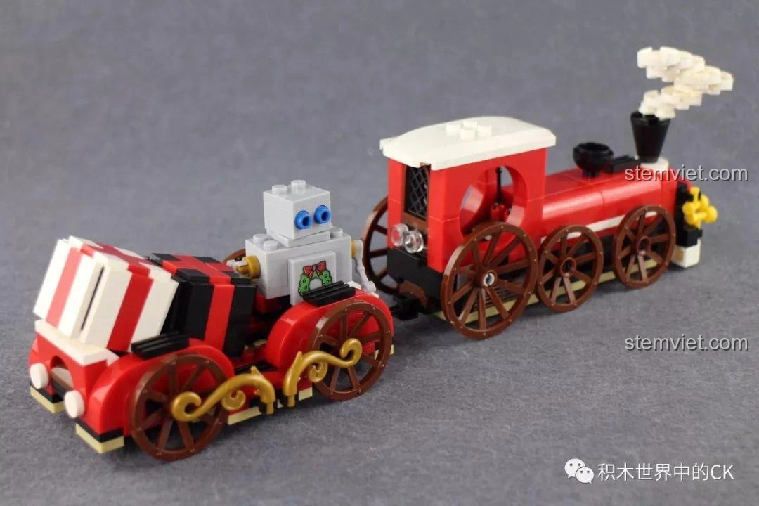 Ảnh mô hình tàu hỏa Winner 5036 Tàu Hỏa Giáng Sinh Trắng đã lắp ráp hoàn chỉnh, nhìn từ góc bên, với robot được đặt trên toa quà, tạo nên một cảnh tượng vui nhộn và độc đáo.
