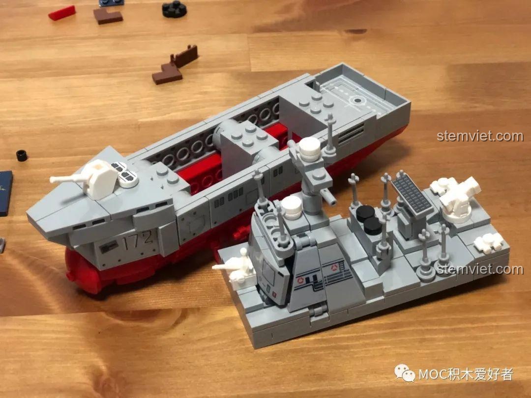 Gắn boong chính vào thân tàu của bộ lắp ghép Tàu khu trục tên lửa Type 052D - Hạ Môn SEMBO 202072, mô hình đã gần hoàn thiện.