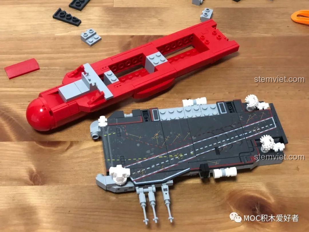 Mô hình Tàu sân bay Sơn Đông SEMBO nhìn từ góc nghiêng, thể hiện rõ các chi tiết và đường nét thiết kế của bộ lắp ghép.