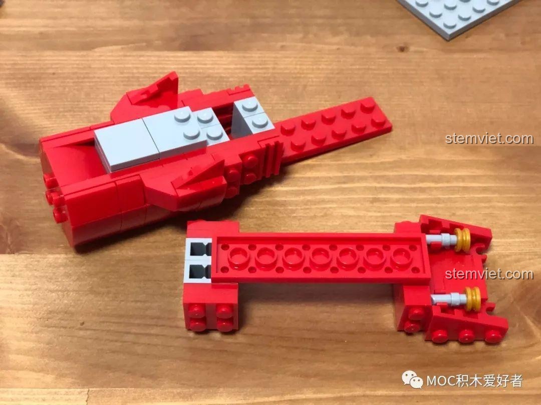 Thân tàu sân bay Sơn Đông dưới nước của bộ đồ chơi lắp ghép Tàu khu trục Hạ Môn 72, với các mảnh đỏ tạo đường cong mềm mại.