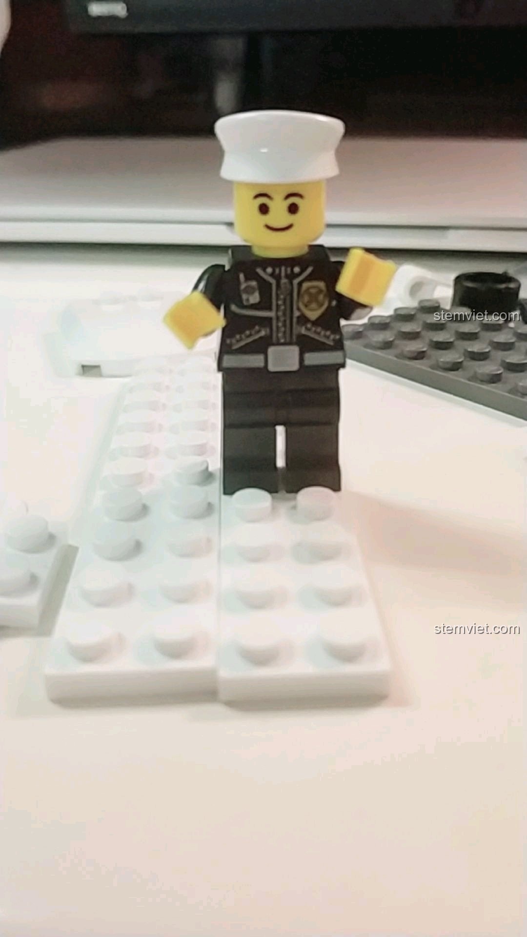 Minifigure cảnh sát giao thông đã được lắp ráp hoàn chỉnh từ bộ đồ chơi lắp ghép Xe Cảnh Sát Cổ Điển cho trẻ 6+.