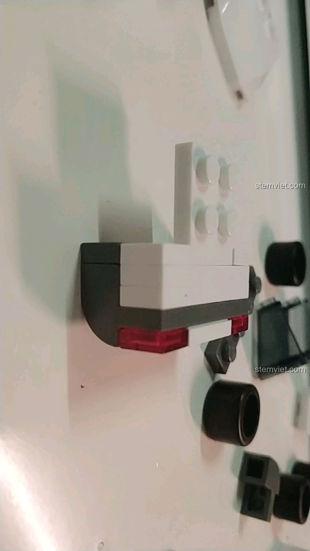 Quá trình lắp ráp phần đuôi xe của mô hình Xe Cảnh Sát Đo Tốc Độ cho con trai 6 tuổi.