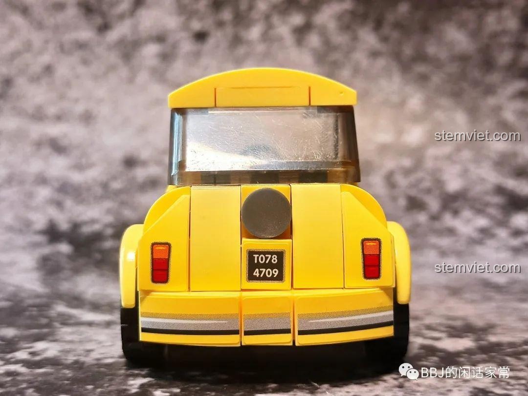 Mặt sau của mô hình Xe ô tô mini Fiat 500 5006, có các chi tiết sticker đèn hậu và biển số xe T078 4709.