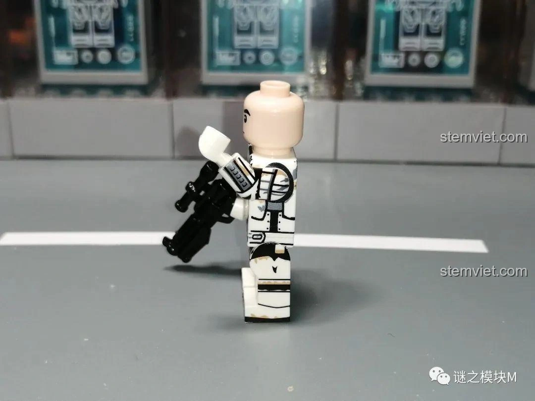 Góc nghiêng của minifigure Battle Damaged Stormtrooper XINH X0307, thể hiện các vết xước.