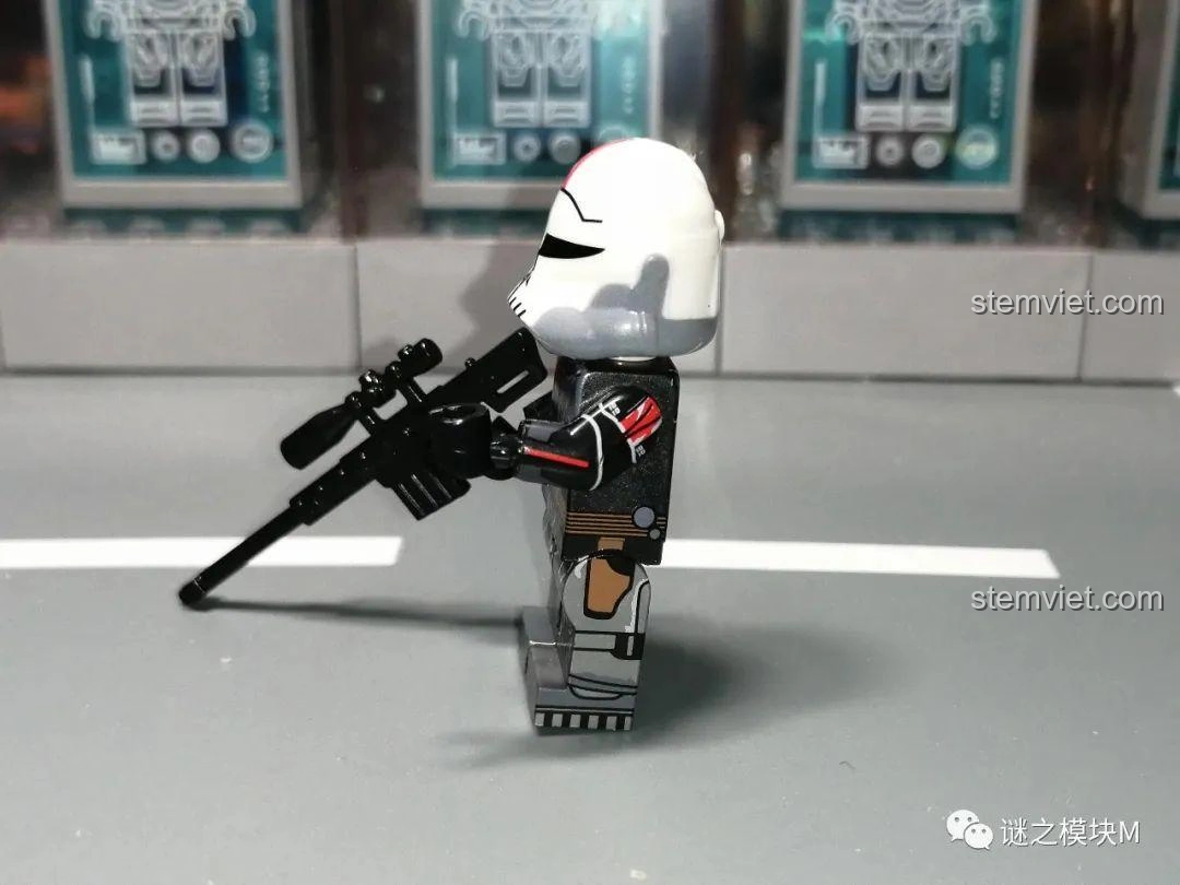 Góc nghiêng của minifigure Crosshair XINH X0307, thể hiện chi tiết mũ và vũ khí.