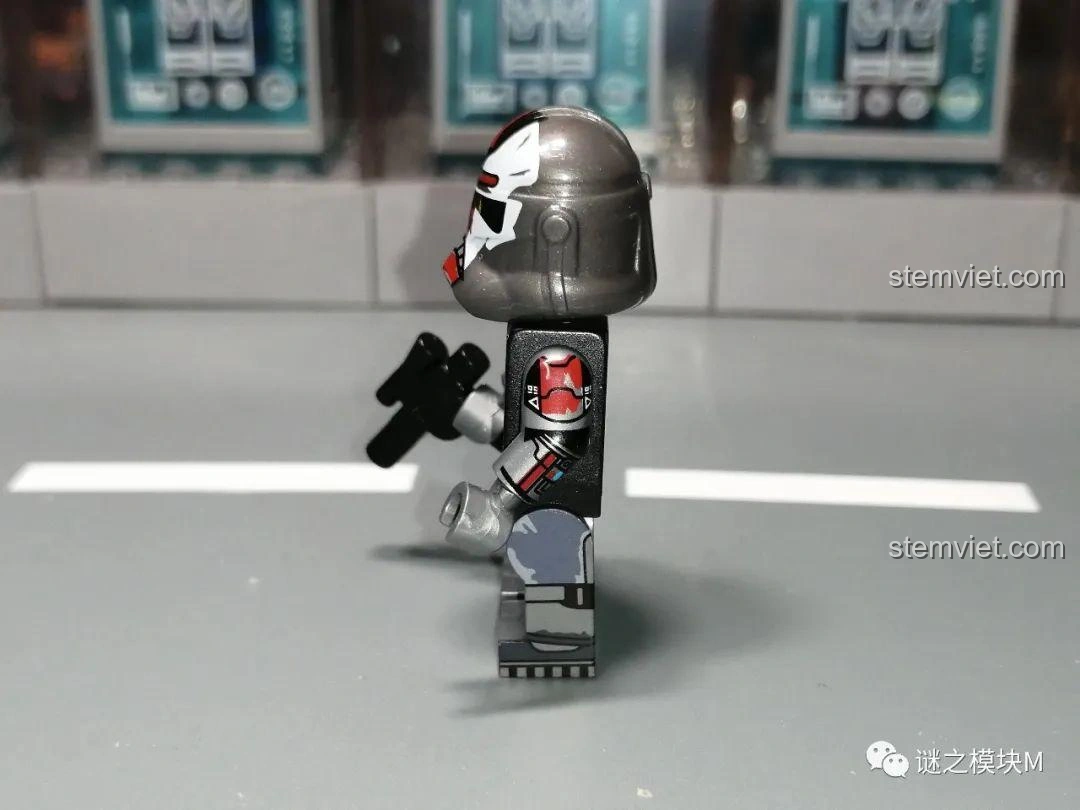 Góc nghiêng của minifigure Hunter XINH X0307, thể hiện chi tiết mũ và vũ khí.