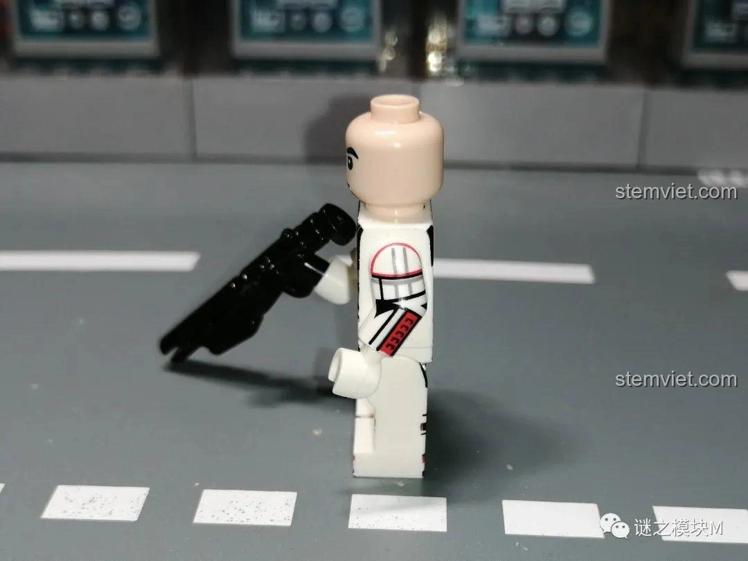 Góc nghiêng của minifigure Incinerator Stormtrooper XINH X0307, thể hiện độ hoàn thiện của giáp.