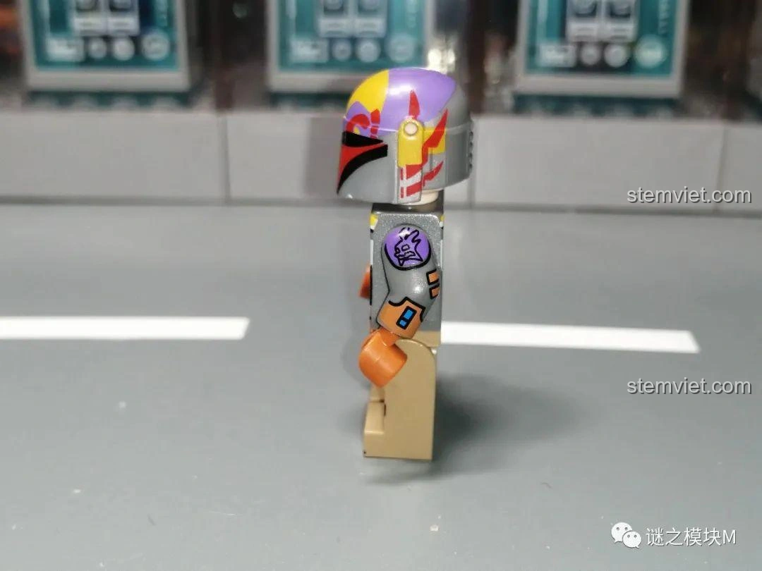 Góc nghiêng của minifigure Sabine Wren XINH X0307, thể hiện chi tiết in ấn trên tay và mũ.