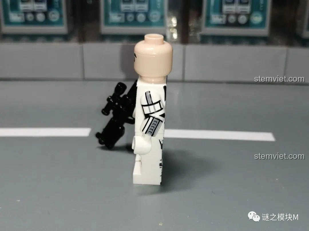 Cận cảnh phần tay và chân của minifigure Imperial Stormtrooper XINH X0307, cho thấy chi tiết in ấn.