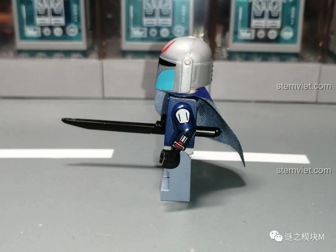 Góc nghiêng của minifigure Vizsla XINH X0307, thể hiện chi tiết mũ và áo choàng.