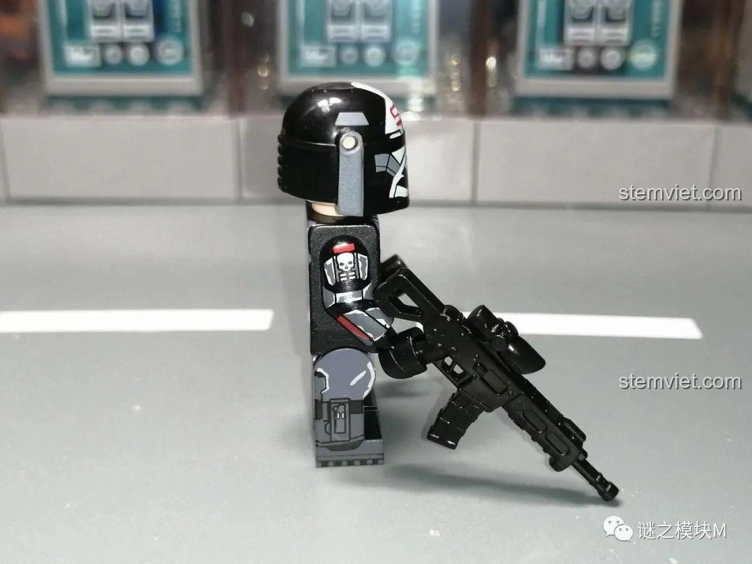 Góc nghiêng của minifigure Wrecker XINH X0307, thể hiện chi tiết mũ và vũ khí.