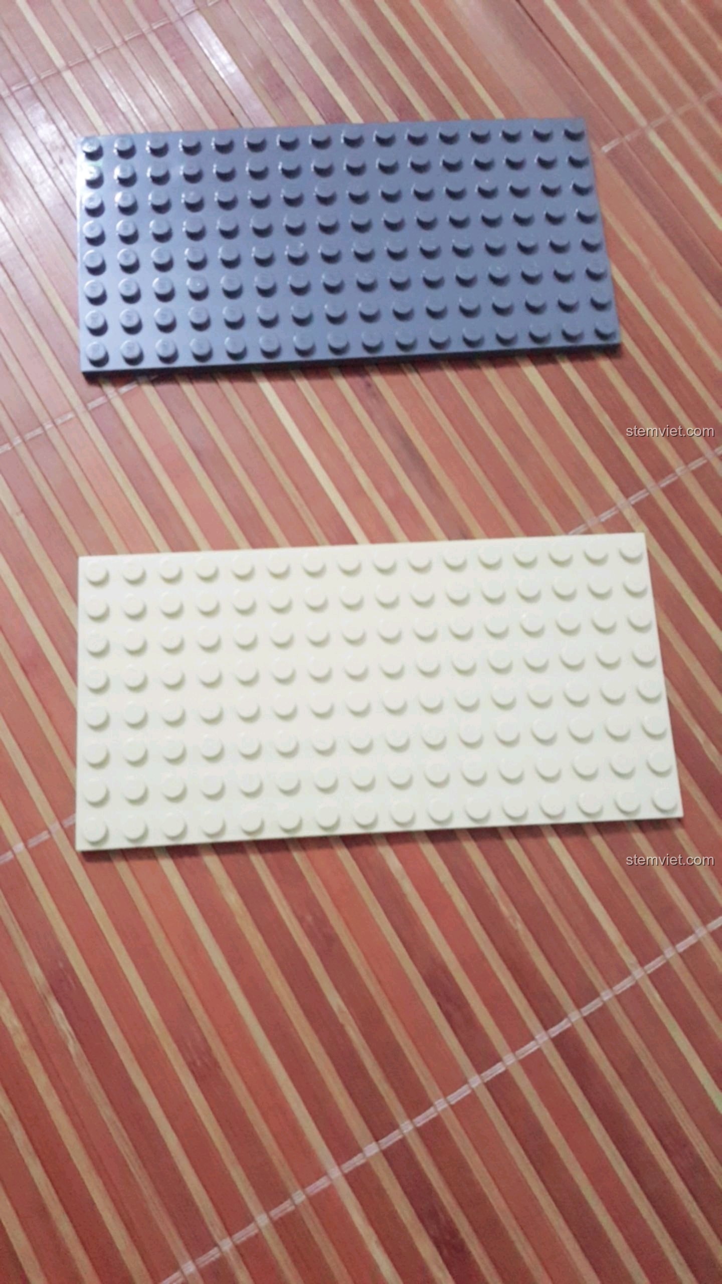 Hai tấm nền (base plate) màu xám và kem trong bộ đồ chơi lắp ráp Enlighten 1711 Xe Tăng Phản Công.