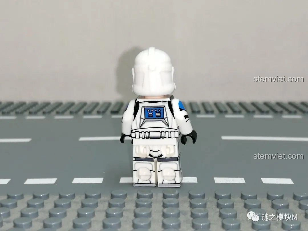 Ảnh cận cảnh mặt bên minifigure 327th Star Corps Commander Bly từ bộ XINH X0300, cho thấy độ khớp của các mảnh ghép - đồ chơi lắp ráp Bộ 8 Minifigure Lính Quân Đoàn Star Wars cho con trai 6 tuổi.
